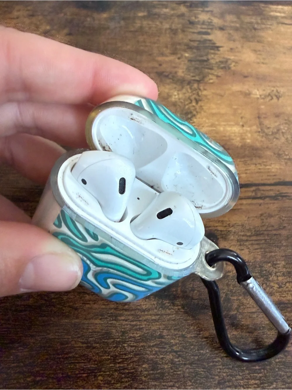 AirPods gen 2 in Case with Carabiner *not working